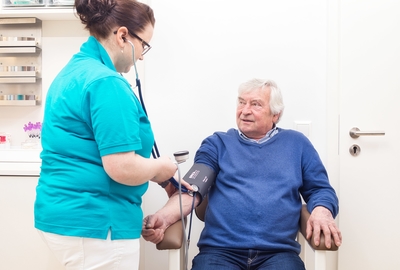 Blutdruckmessung eines älteren Herren